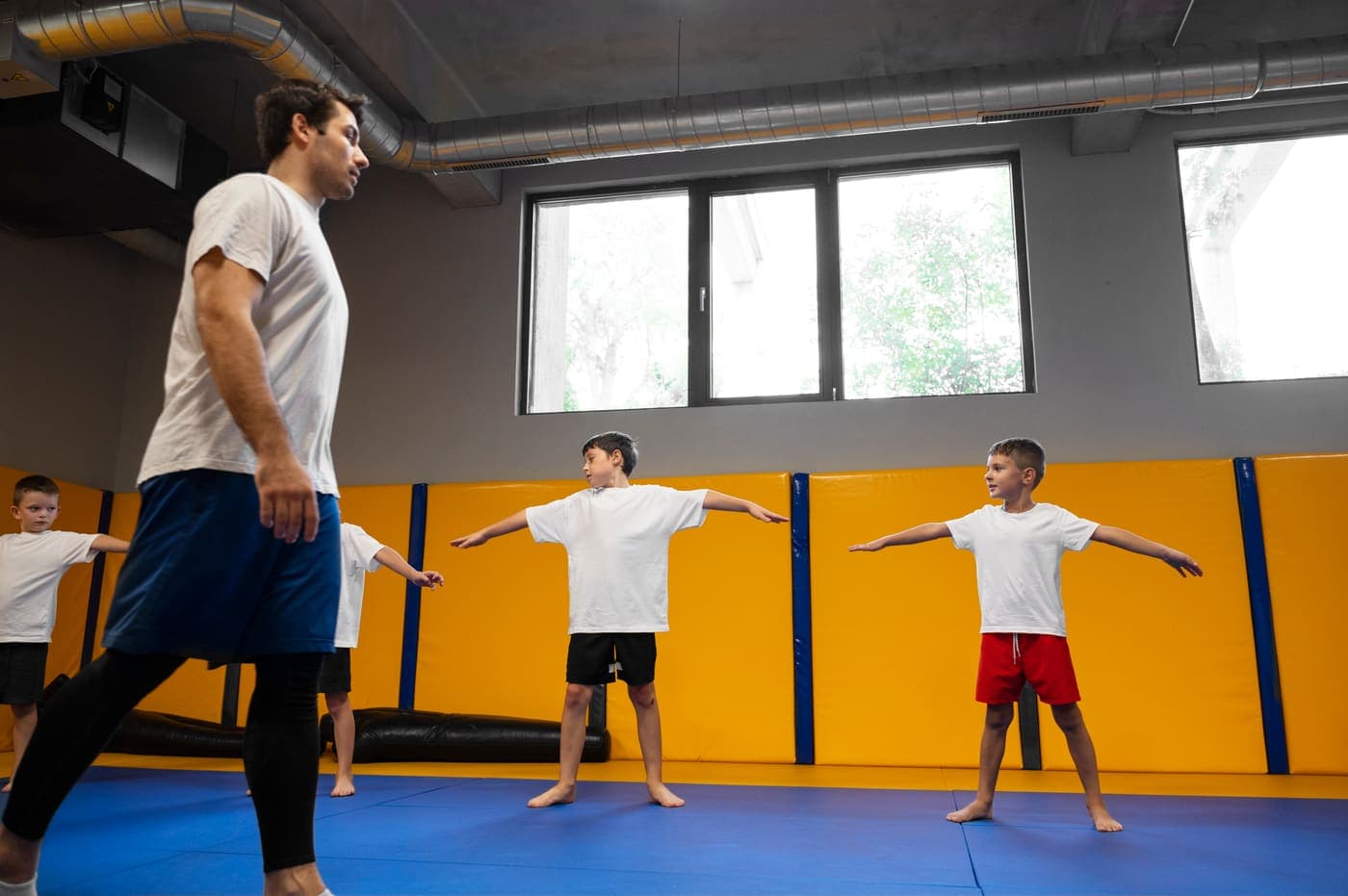 Chicos entrenando artes marciales con su instructor