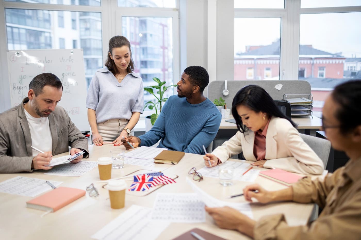 Grupo de adultos en una clase de idiomas